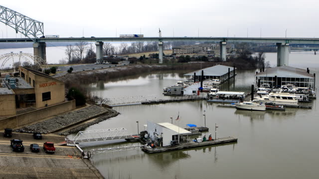 Bridge-over-Mississippi-River-at-Memphis,-TN