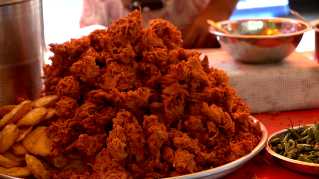 Comida-callejera-expuesta-en-la-tienda-en-Mumbai,-India
