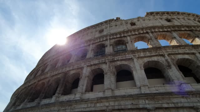Un-rayo-de-sol-pasa-a-través-de-los-arcos-del-Coliseo-en-Roma,-Italia.