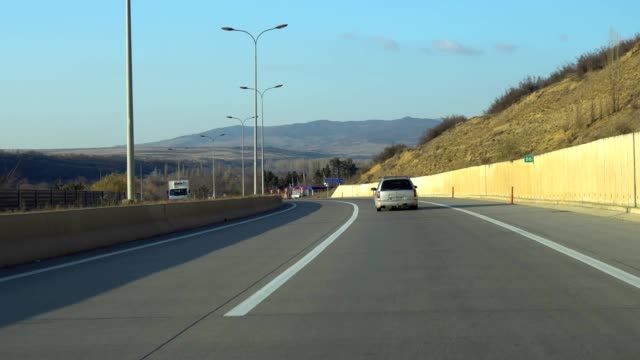 Autofahren-auf-der-Autobahn-in-Georgien.-Transport.