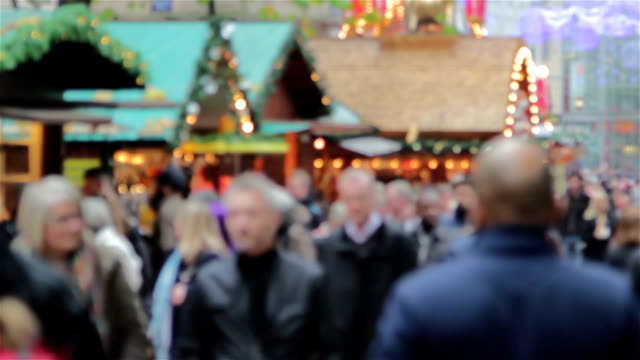 Große-anonyme-Menschenmenge-langen-deutschen-Weihnachtsmarkt-Stände-Weihnachten-Lichter