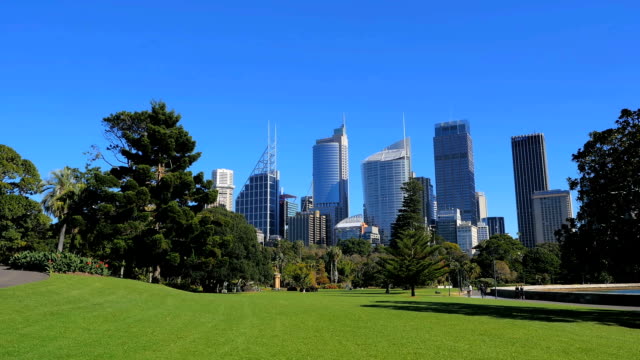 Toma-panorámica-de-los-edificios-de-la-ciudad,-Royal-Sydney-jardín-botánico-(4-k-UHD-a/HD)