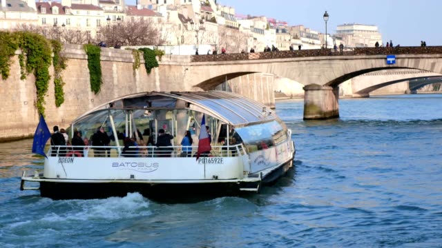 Barco-turistas-en-París,-Francia