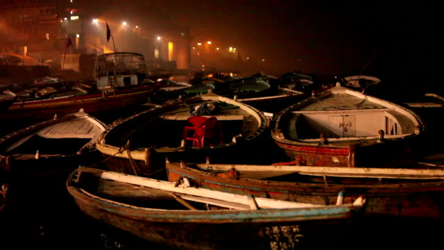 Barcos-que-estacione-en-el-Ganges-en-la-noche:-Varanasí,-India