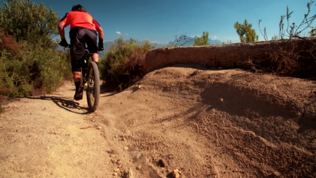 Mountainbike-fahren-auf-Schotterstrecke-zeigen-die-Reifen-Profil