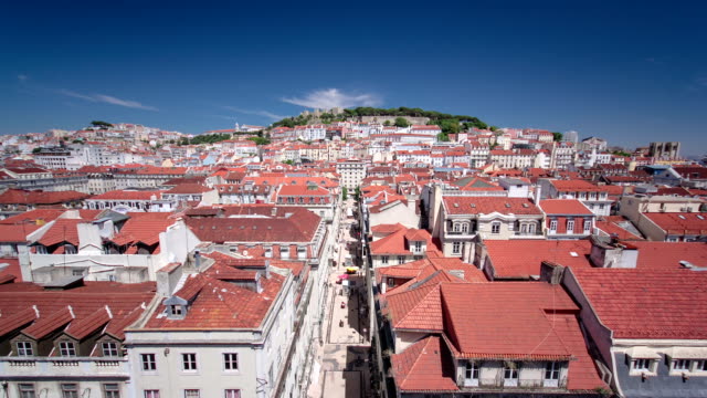 Vista-desde-el-Elevador-de-Santa-Justa-a-la-parte-antigua-de-Lisboa-toma-acelerada
