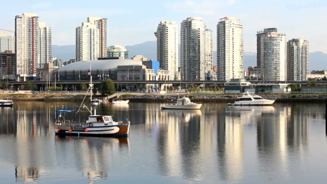 False-Creek-Boats,-Vancouver-Cityscape