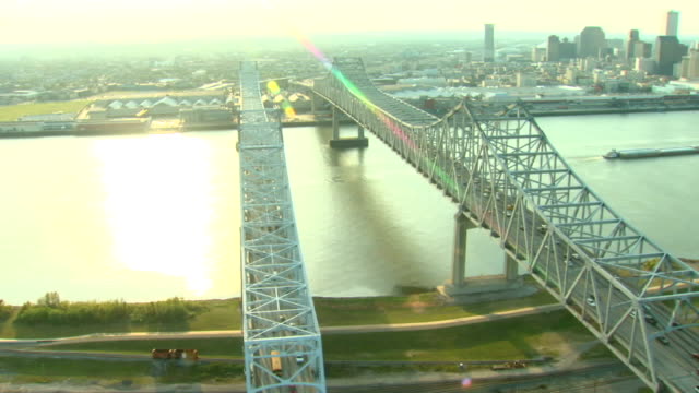 Luftaufnahme-der-Brücke-über-den-Mississippi-River-in-New-Orleans