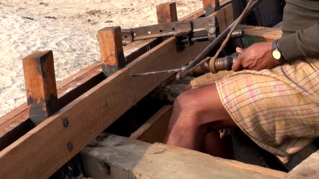 indian-Trabajador-con-primitive-brocas-de-taladro-nueva-barco-de-madera