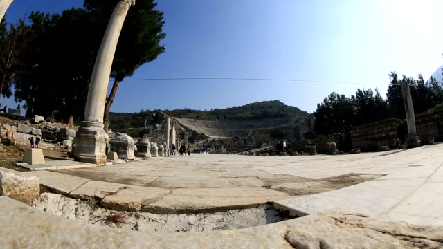 Touristen,-die-Ruinen-amphitheater