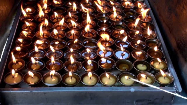 Buddhistische-Kerzen-in-Katmandu,-Swayambhunath-Tempel,-Nepal