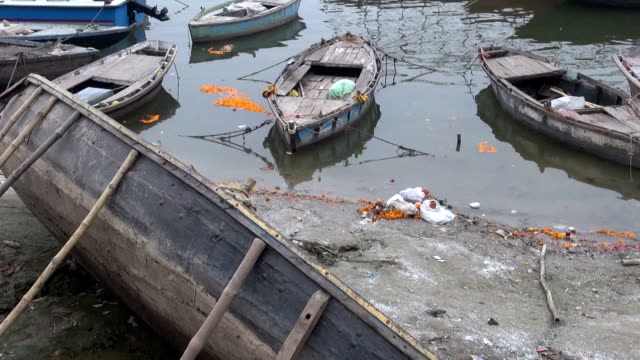 Varios-old-wooden-embarcaciones-en-Ganges,-varanasí,-India