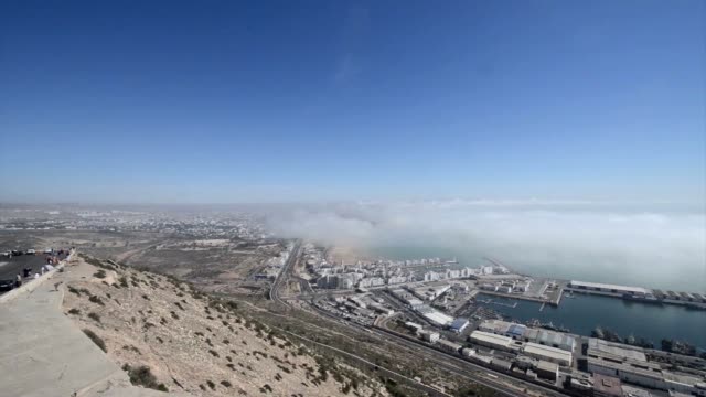Der-Hafen-und-Gebäude-von-Agadir