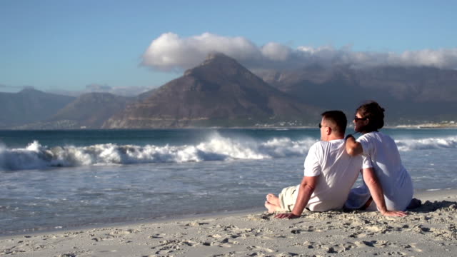 Sesión-de-pareja-junto-en-la-playa-cercana-y-disfrutar-de-la-vista,-Sudáfrica