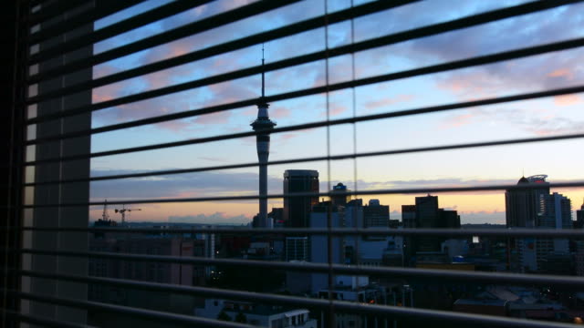 Urban-vista-desde-una-ventana-de-Auckland-edificios-del-centro-financiero,-distrito-comercial