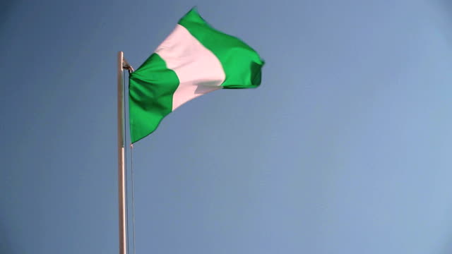 Bandera-nigeriana-en-el-viento