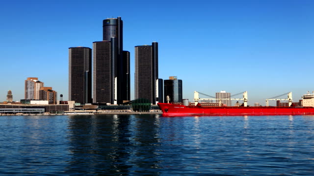 Timelapse-del-horizonte-de-Detroit-con-carguero-crossing