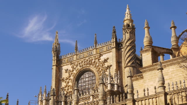 Sonnigen-Tag-mit-blauem-Himmel-Sevilla-wichtigsten-Kathedrale-4-k-Spanien