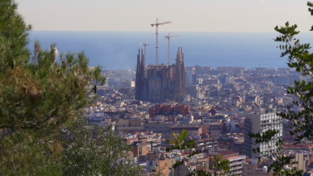 Sonnigen-Tag-guell-park-sagrada-familia-in-barcelona-Meer-–-Panoramaaufnahme-4-k-Spanien