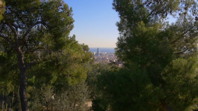 Luz-de-sol-barcelona-parque-güell-torre-agbar-4-K-España-vista-panorámica-al-mar