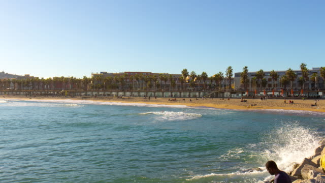 Barcelona-sonnigen-Strand,-Blick-auf-den-Pier-Panorama-\"-4-k-Zeitraffer-Spanien