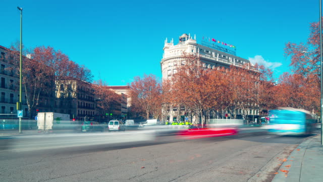 Madrid-sonnigen-Morgen-Verkehr-Straße-Hotel-mit-4-k-Zeitraffer-Spanien
