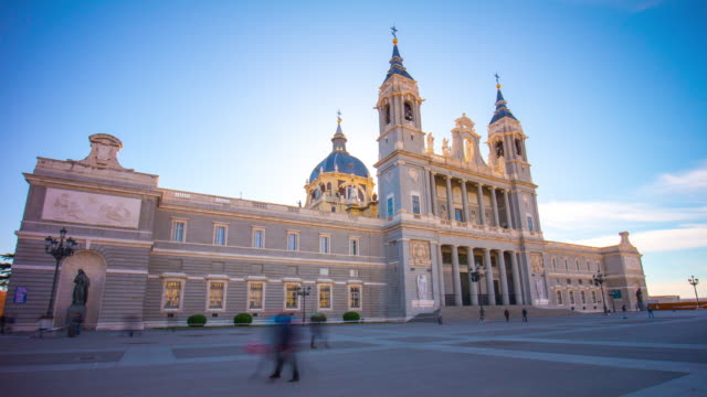Sonniger-Tag-Madrid-almudena-Kathedrale-Vorderansicht-4-k-Zeitraffer-Spanien
