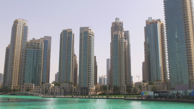 Centro-comercial-de-dubai,-fuente-de-luz-de-día-edificios-panorama-4-k,-Emiratos-Árabes-Unidos