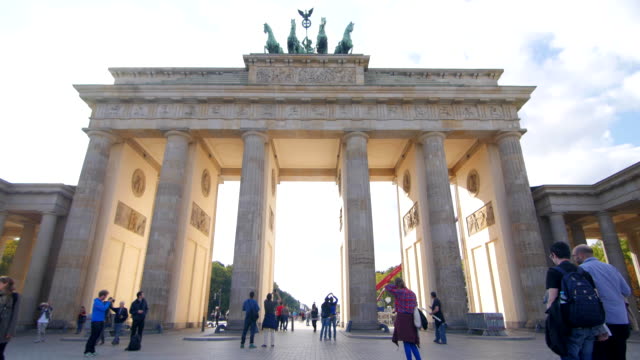 Berlin-Brandenburg-Gate-Bridge-im-Sommer