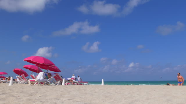 Estados-Unidos-día-de-verano-Miami-Sur-Playa-rosa-sombrillas-panorama-4-K