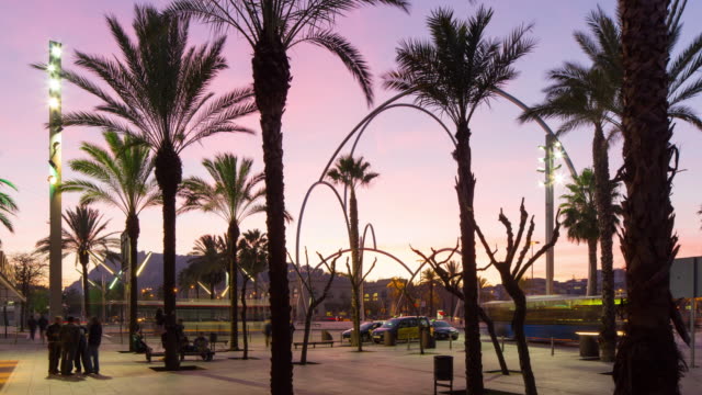Barcelona-Sonnenuntergang-Palm-Hafen-Vell-auf-Metall-sculpure-4-k-Zeitraffer-Spanien