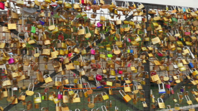 Love-lock-bridges-near-Notre-Dame-de-Paris,-France