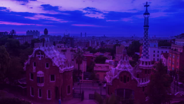 Barcelona-Skyline-Zeitraffer.-Park-Guell-entworfen-von-Antoni-Gaudi-in-Barcelona