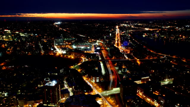 timelapse-aérea-de-Boston,-del-centro-de-la-ciudad-por-la-noche-con-zoom