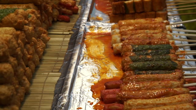 Eomuk,-Koreanisch-Straße-Nahrung.-Gebratener-Fischkuchen-auf-Stick-mit-roter-Soße-in-Seoul,-Korea