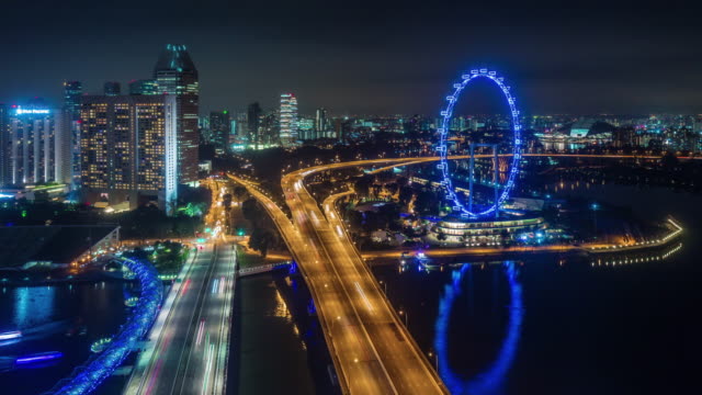 Nacht-wenig-befahrenen-Straße-und-berühmten-Singapore-Flyer-4k-Zeitraffer