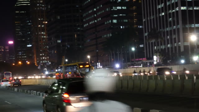 Tráfico-de-la-noche-en-Yakarta