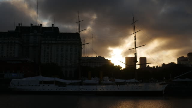 Sonnenuntergang-in-Puerto-Madero,-Buenos-Aires,-Argentinien