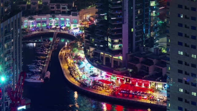 restaurante-Bahía-luz-marina-Dubai-de-noche-muelle-vista-techo-4-k-tiempo-extinguido-Emiratos-Árabes-Unidos