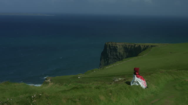 4k-erschossen-einer-Rothaarigen-Prinzessin-auf-Cliffs-of-Moher-View-in-Irland