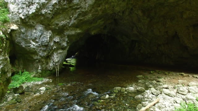Río-que-atraviesa-la-cueva