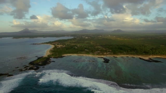 Rundflug-über-die-Insel-Mauritius-und-Untiefe-Wasser