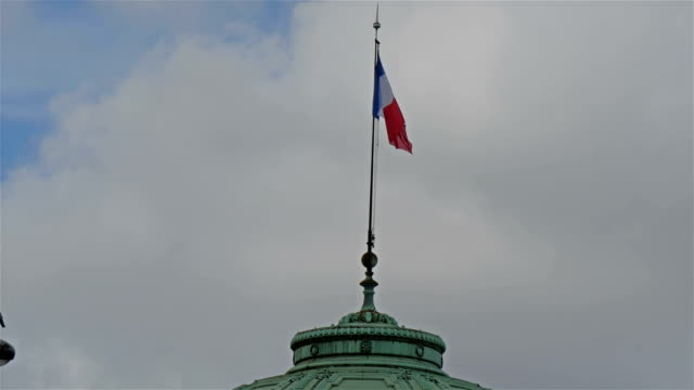 Die-Flagge-an-der-Seite-des-Eiffelturms