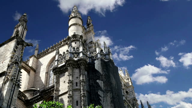 Catedral-de-Sevilla---Catedral-de-Santa-María-de-la-Sede,-Andalucía,-España---es-la-tercera-iglesia-más-grande-del-mundo-y-en-su-momento-de-finalización-en-el-1500-era-la-más-grande-del-mundo