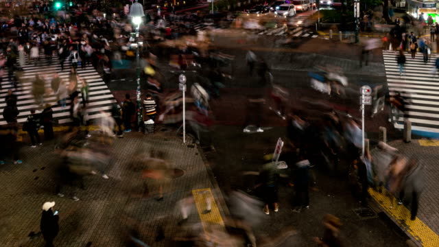Personas-y-el-tráfico-en-el-cruce-de-Shibuya-en-lapso-de-4K
