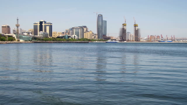 Damm-von-Baku,-Aserbaidschan.-Das-Kaspische-Meer-und-Wolkenkratzer