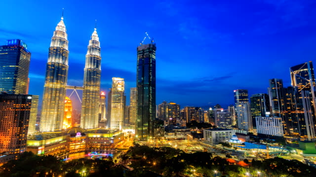 Kuala-Lumpur-Stadtbild-Wahrzeichen-Travel-Ort-von-Malaysia-4K-Tag-zu-Nacht-Zeitraffer-(Neigung-bis)
