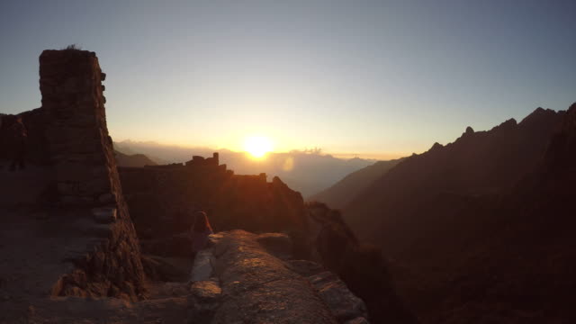 Vista-del-atardecer-desde-una-ruina-Inca,-camino-Inca,-Machu-Picchu,-Perú