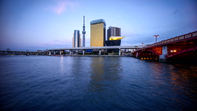 Sonnenuntergang-Tag-und-Nacht-in-Tokyo-City-Skyline,-Tokyo-Sky-Tree,-Sumida-Fluss