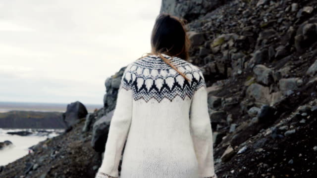 Junge-Reisende-Frau-allein-in-den-Bergen-wandern-zu-Fuß-durch-den-Felsen-in-der-Nähe-der-Vatnajökull-Eis-Lagune-in-Island